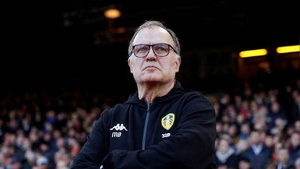 Marcelo Bielsa renovó una temporada más con los Leeds (AFP)
