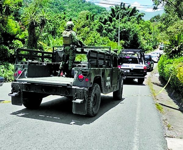 Militares resguardan la zona de ataques en Veracruz y el auto en que viajaba Sandra Velázquez, presidenta municipal de Pilcaya. Especial