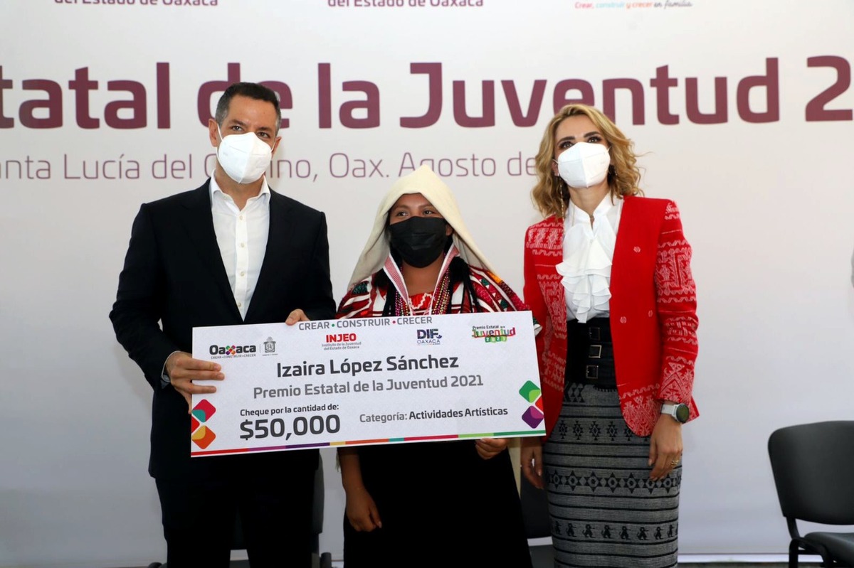 Murat Hinojosa hizo entrega del Premio Estatal de la Juventud 2021.