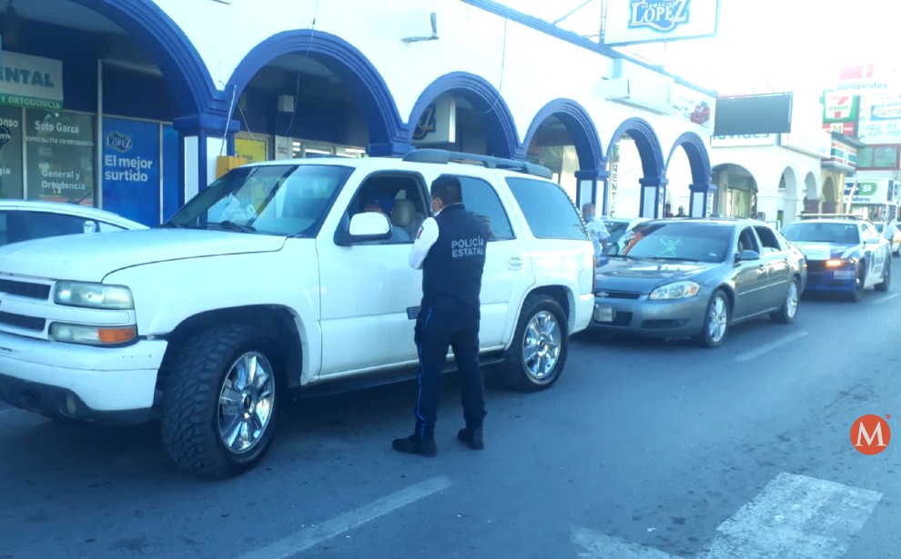 Policía Estatal detienen a dos presuntos “polleros”.