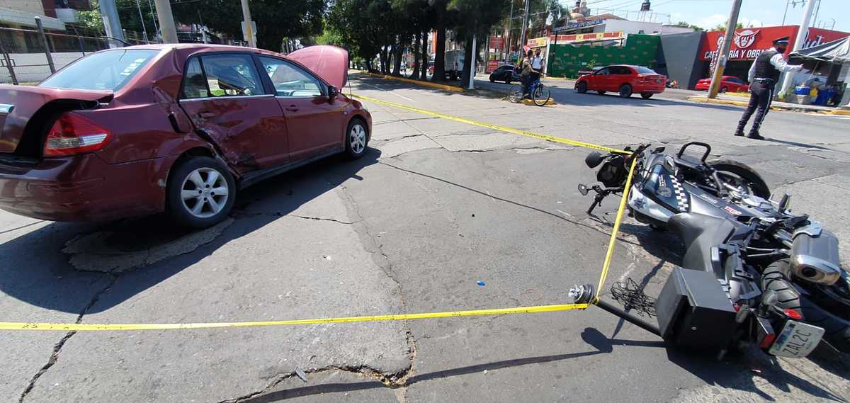 Policía motorizado de Guadalajara sufre accidente en avenida Circunvalación de Guadalajara (Juan Carlos Munguía)