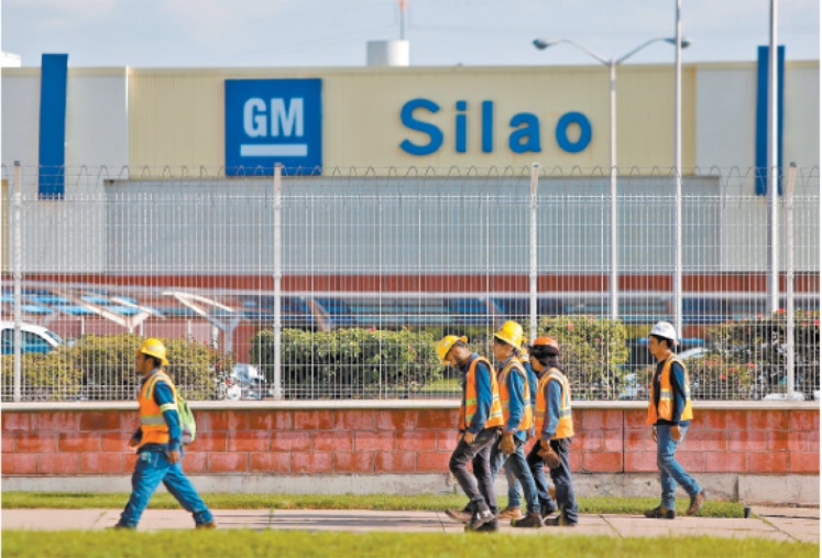 Trabajadores frente a la sede de la armadora de automóviles en Guanajuato. (Reuters)
