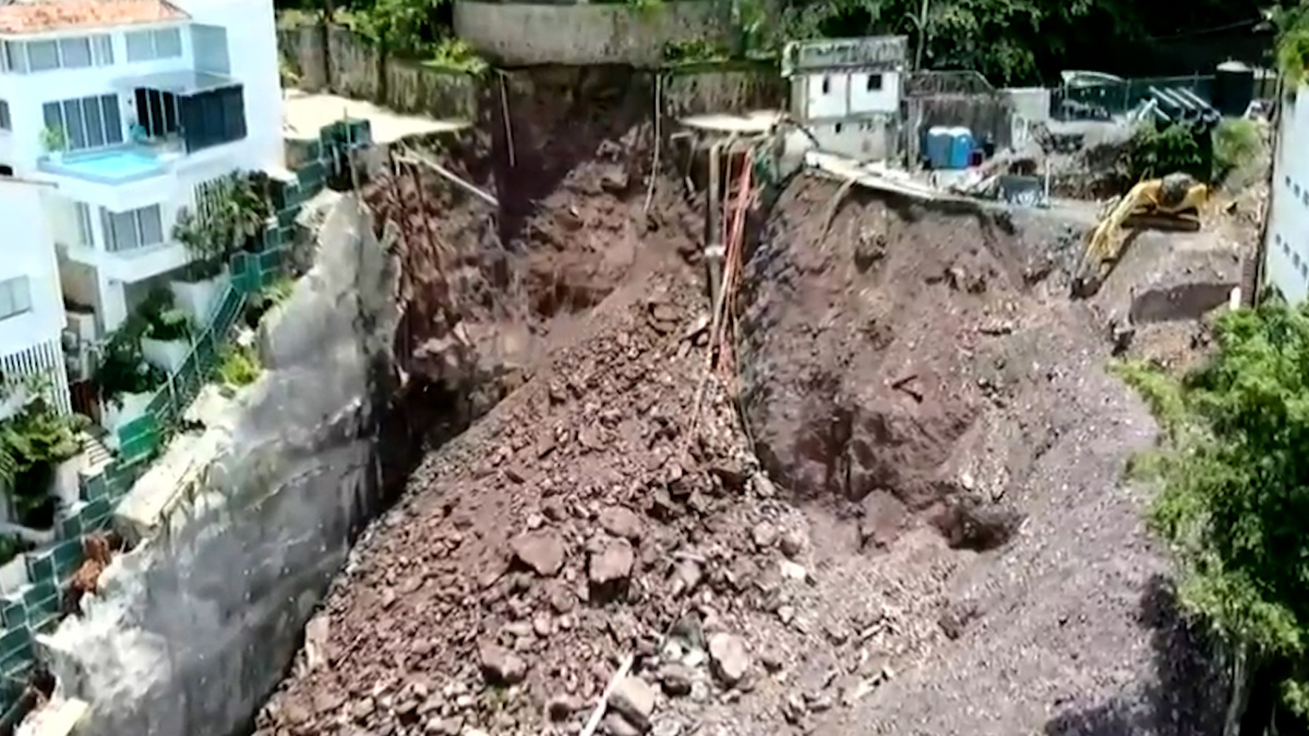 Trabajos en zona de derrumbe en Puerto Vallarta