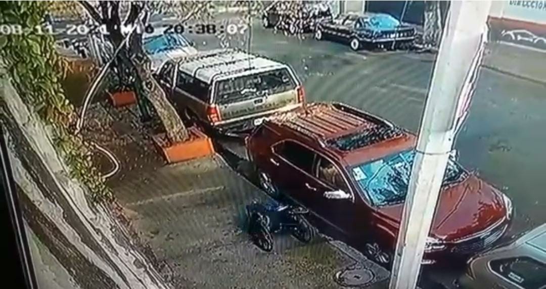 En un video se captó al hombre robando el espejo. (Captura)