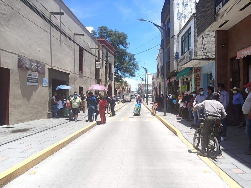Comerciantes semifijos se manifiestan en Chiautempan por el incremento del padrón. (Especial)