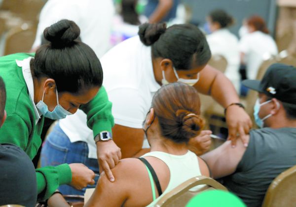 El proceso de vacunación para personas de 30 a 39 años de edad continúa en Monterrey. Jorge López