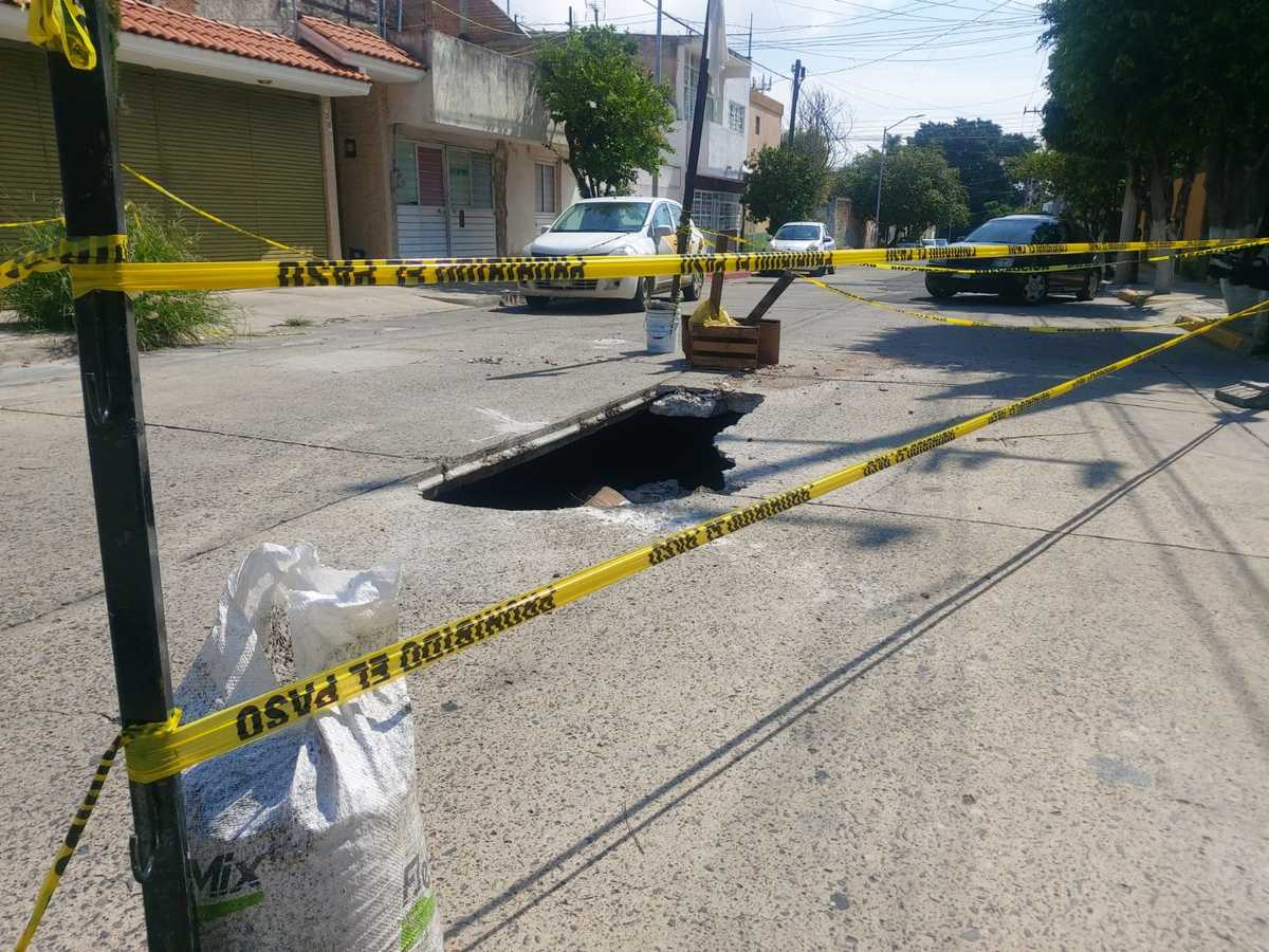 Socavón se encuentra entre las calles San Mariano y San ildefonso en la colonia Postes Cuates (Rosario Álvarez)