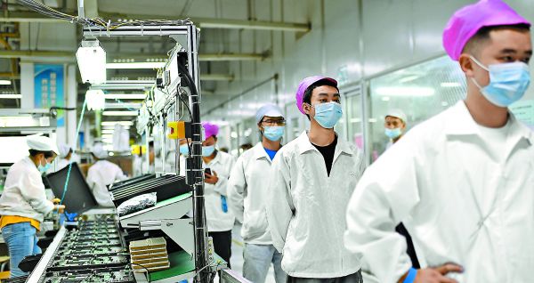Trabajadores de la planta de componentes electrónicos Foxconn en Wuhan hacen fila para tomar una prueba de covid-19. Reuters