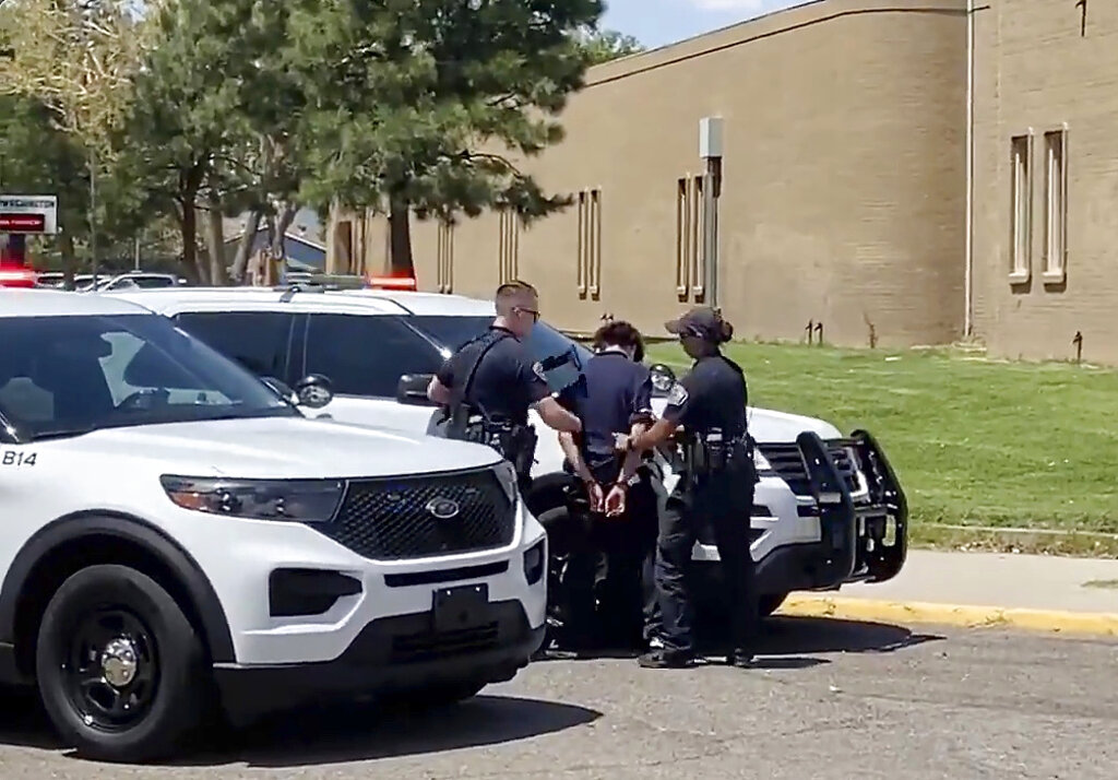 Un estudiante murió y otro fue detenido. (AP)