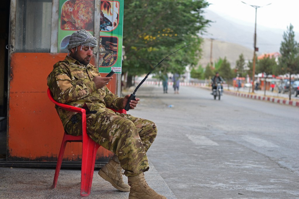 El avance de los talibanes en la región está provocando la caída del gobierno afgano. (AFP)
