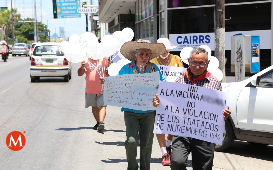 Grupo antivacunas marcha en Tampico. | Foto: Yazmín Sánchez