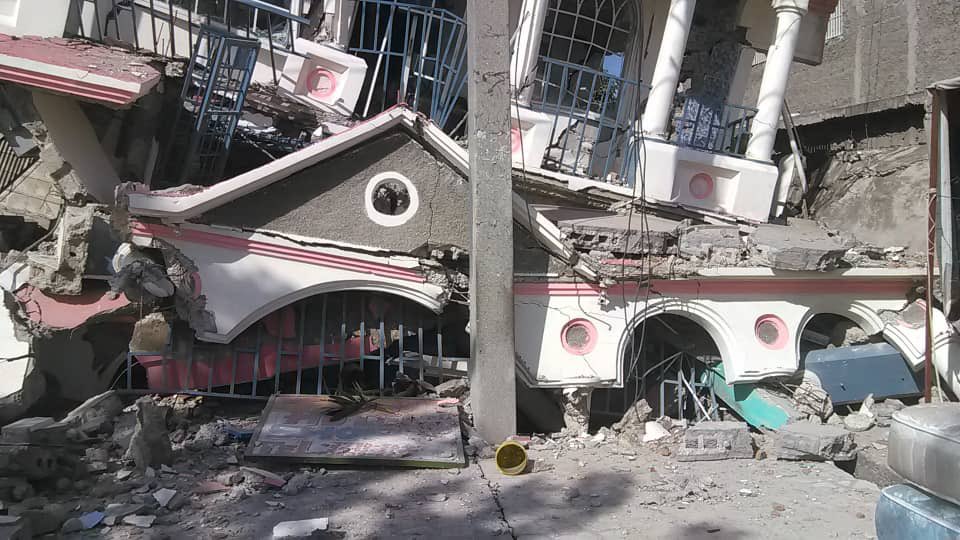 Los hogares de varias personas en Haití se derrumbaron tras el sismo. (RedGeoChile)