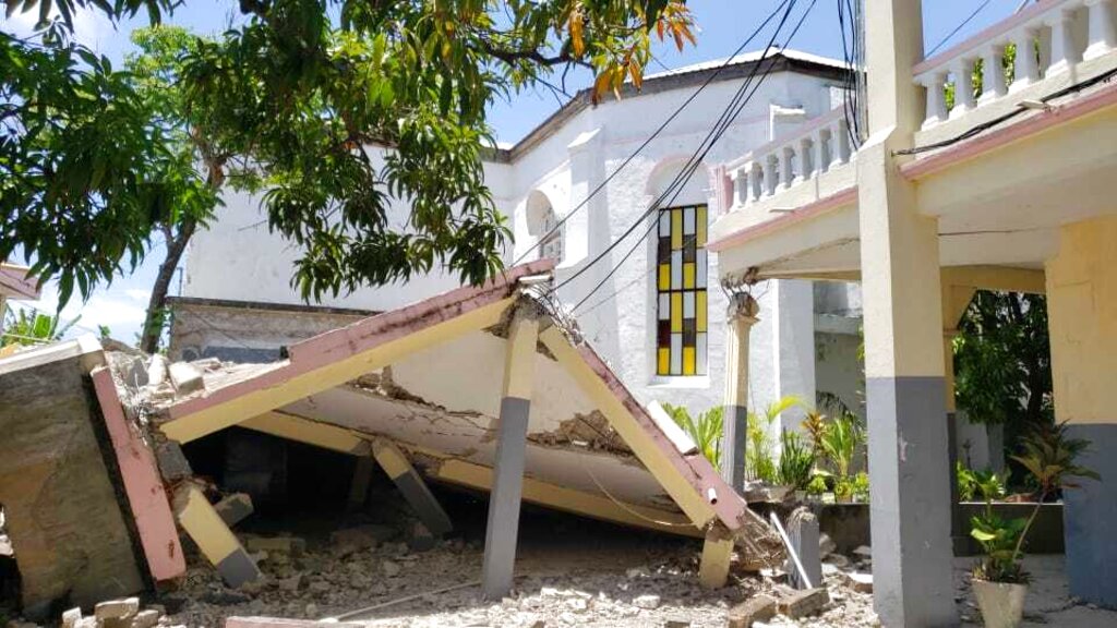 La iglesia del Sagrado Corazón fue dañada por el terremoto en Les Cayes, Haití. (AP)