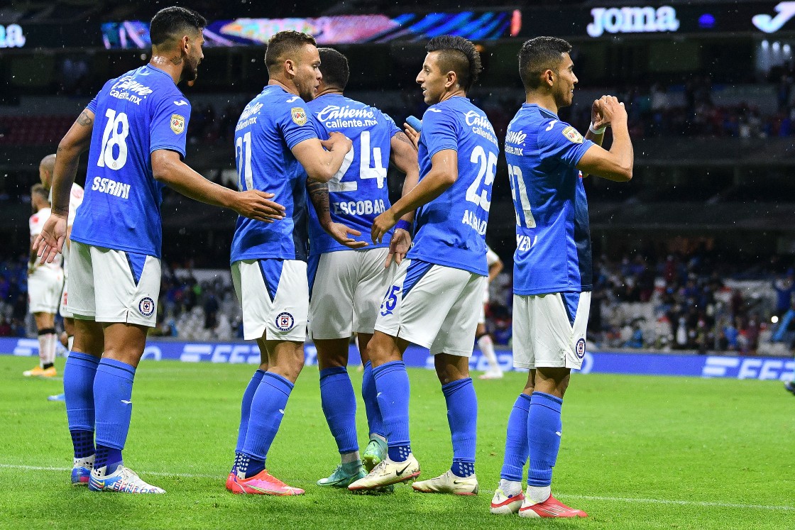 Jugadores de Cruz Azul celebrando el gol de Orbelín Pineda (Imago7)