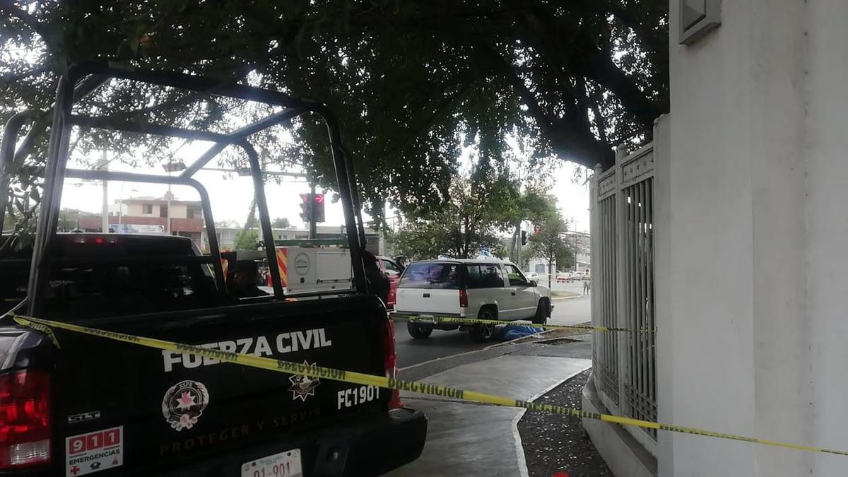 Mujer muere afuera de la Facultad de Medicina UANL. Foto: Lourdes Soler.