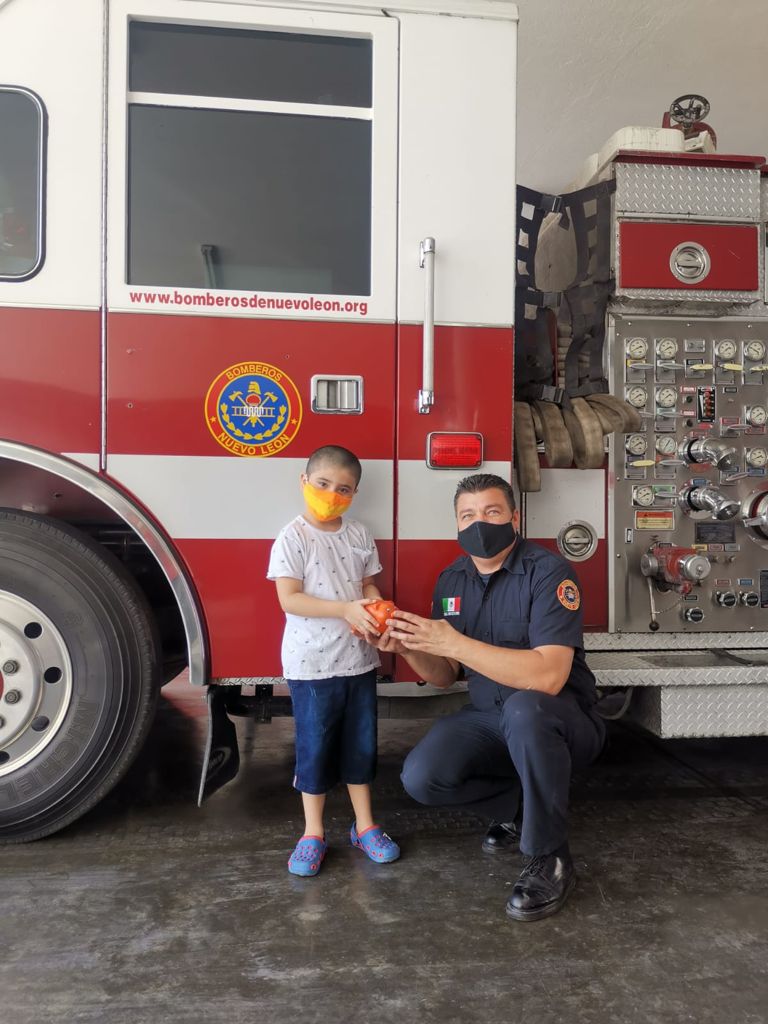 Niño dona sus ahorros a Bomberos de Nuevo León. Foto: Especial