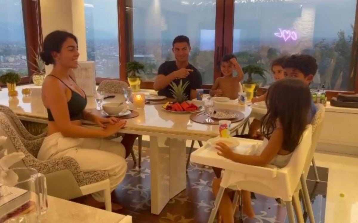La peculiar forma de Cristiano y su familia para bendecir su comida (Especial)