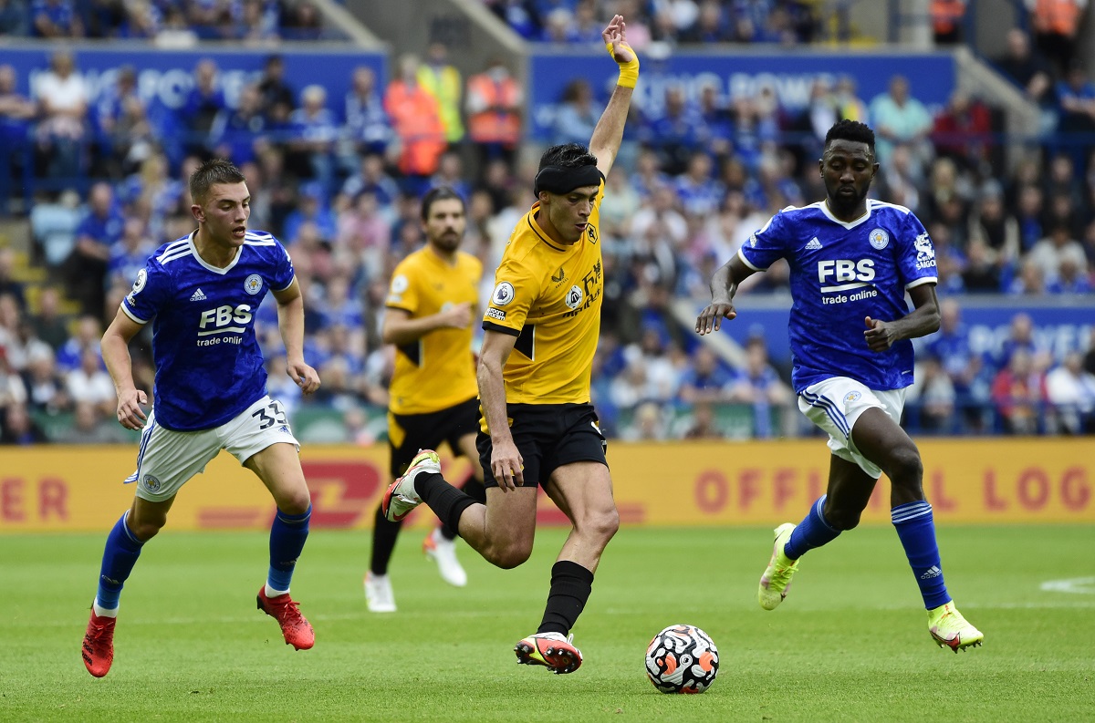 Raúl Jiménez con los Wolves frente al Leicester City (Reuters)