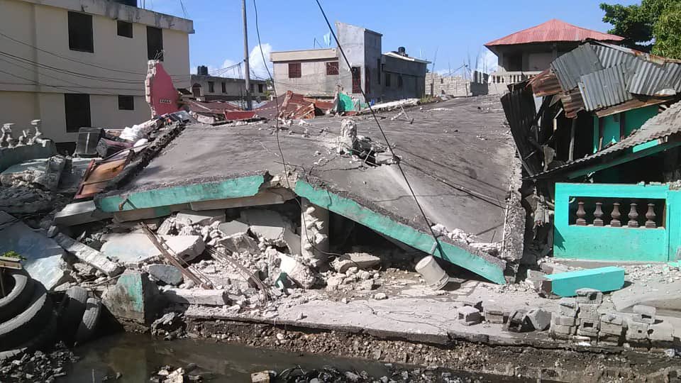Se reporta que podría haber personas atrapadas entre los escombros, tras el sismo en Haití. (RedGeoChile)