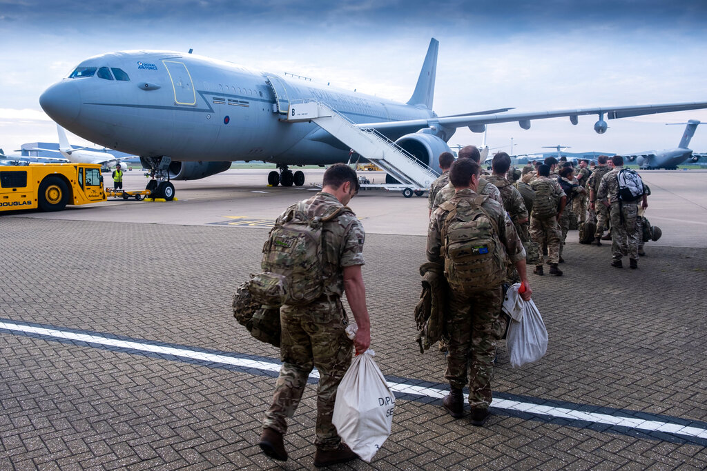 Diversos países alistan la evacuación de su personal diplomático | AP