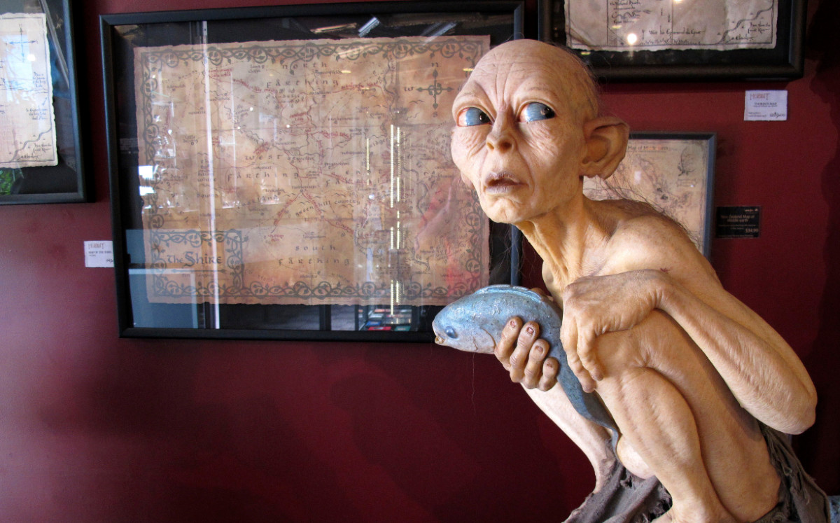 En esta fotografía del 26 de octubre de 2012 algunosde los vestuarios, utilería y objetos conmemorativos creados para las películas de "The Lord of th