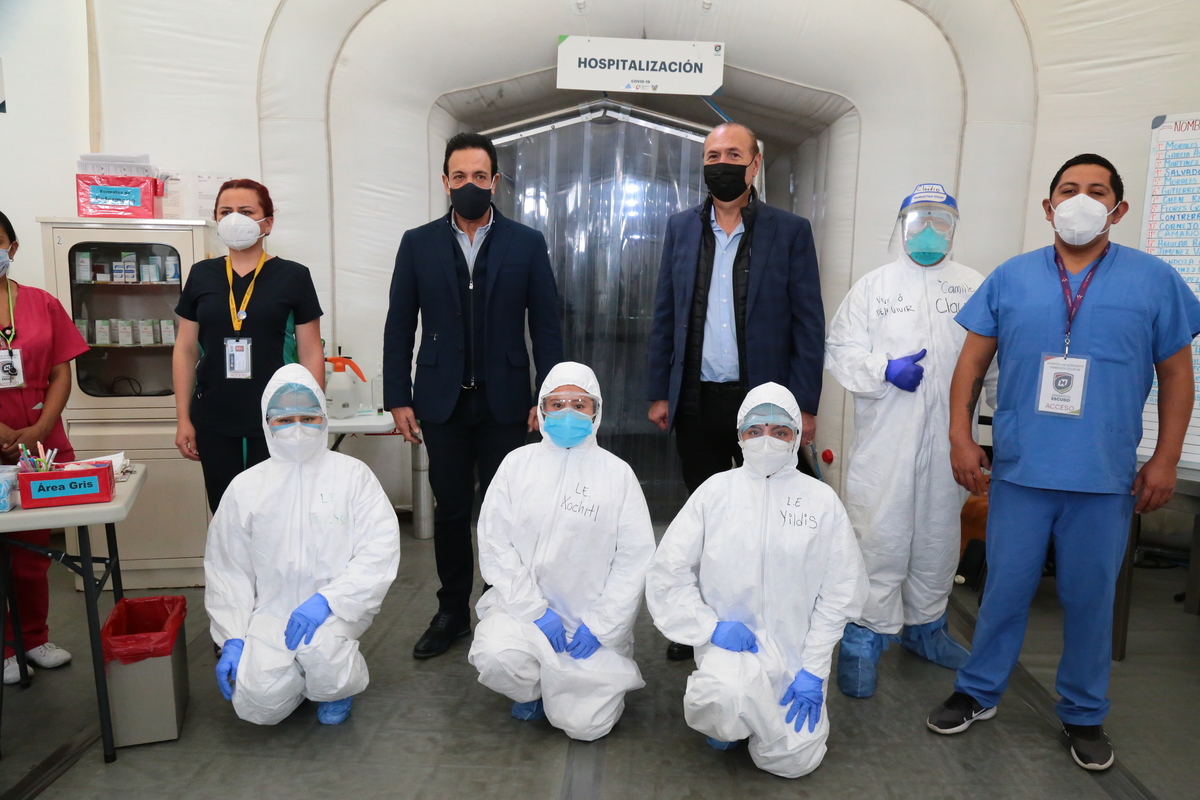 El gobernador Omar Fayad con médicos y enfermeras del Hospital Inflable de covid. (Especial)