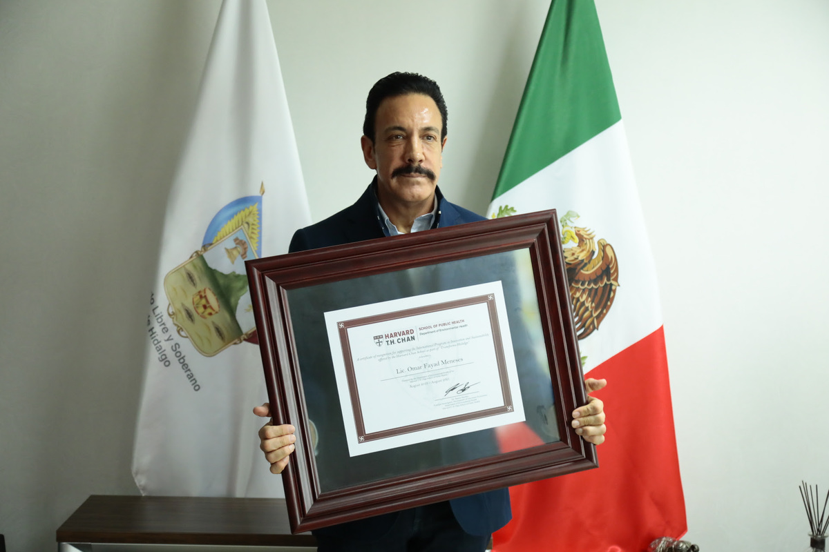 El gobernador Omar Fayad recibió su certificado de Harvard. (Especial)