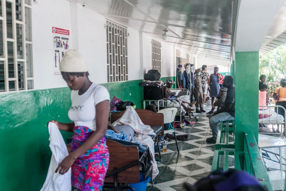 Los hospitales también sufren la escasez de los materiales médicos necesarios. (AFP)