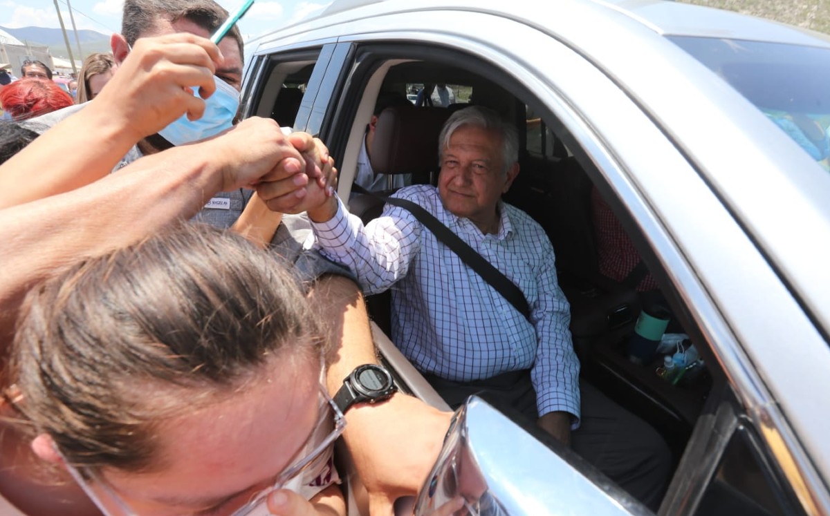 López Obrador se retiró del encuentro entre tumultos generados por simpatizantes. | Javier Ríos