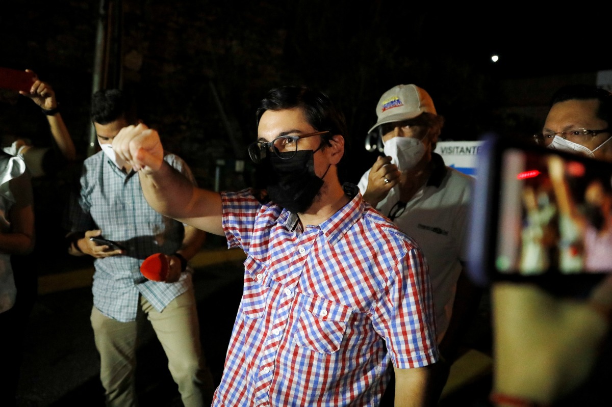 El opositor Freddy Guevara saliendo del Helicoide, la sede de la Inteligencia Venezolana. (Reuters)