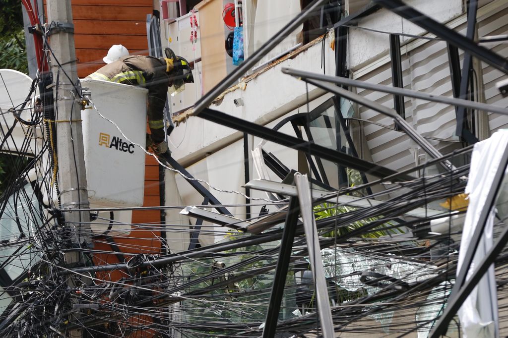 Bomberos participan en la remoción de escombros | Especial