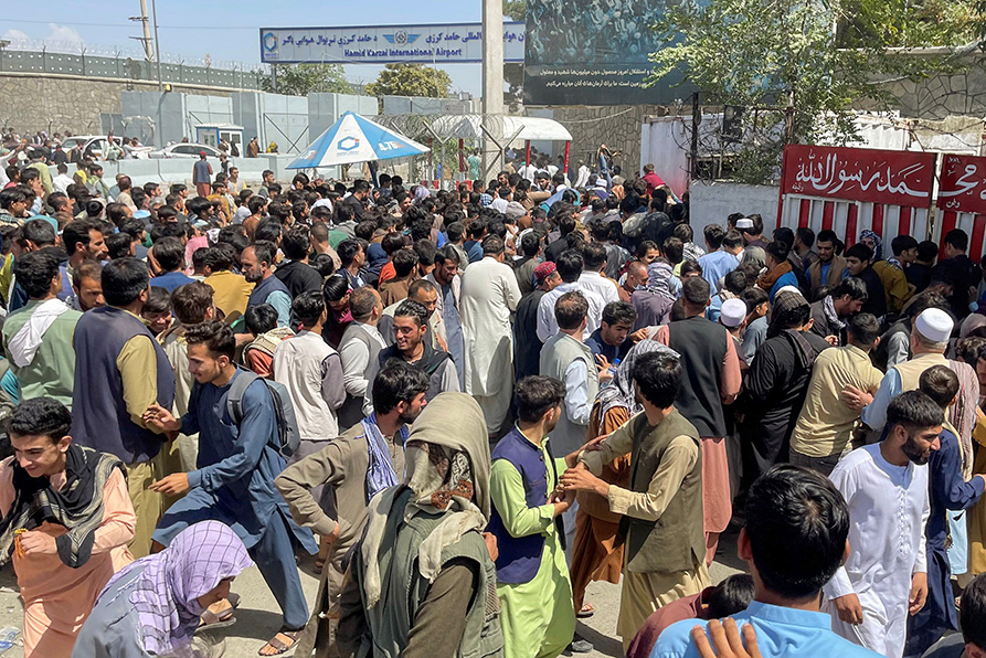 Tras la toma de Kabul por los talibanes, miles de ciudadanos fueron al aeropuerto de la ciudad. |Reuters