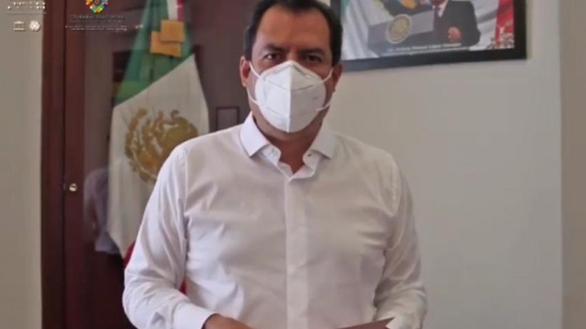 Critican al alcalde de Morena en Oaxaca por no usar cubrebocas