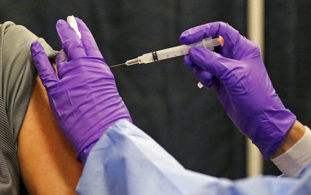 La tercera dosis de vacuna contra covid-19 será aplicado a médicos y ancianos. (AP)