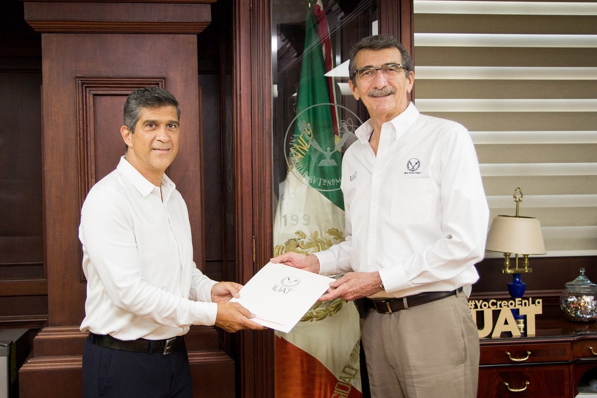 Felipe del Ángel Malibrán y el rector de la UAT, José André Suárez.