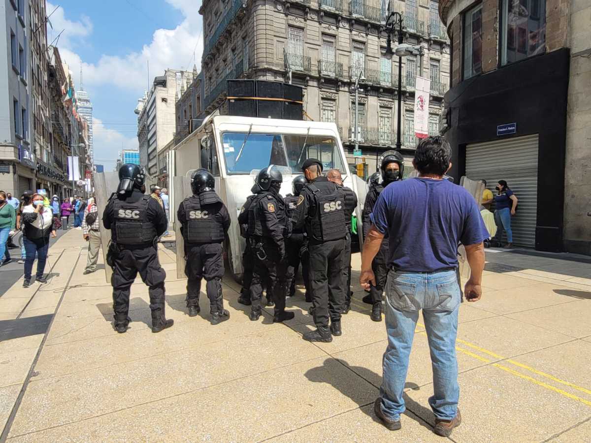 Manifestantes agreden a policías al intentar ingresar por calle Madero de CdMx | Ramón Ramírez