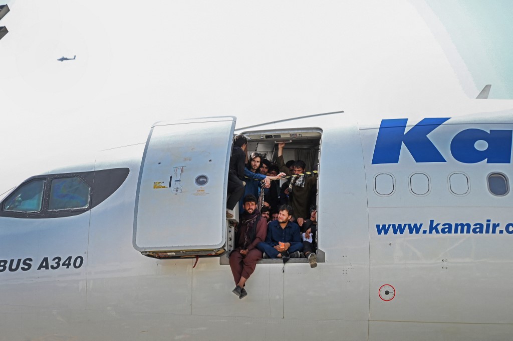 Fueron miles los que llegaron al aeropuerto de Kabul para escapar de la situación en Afganistán. | AFP