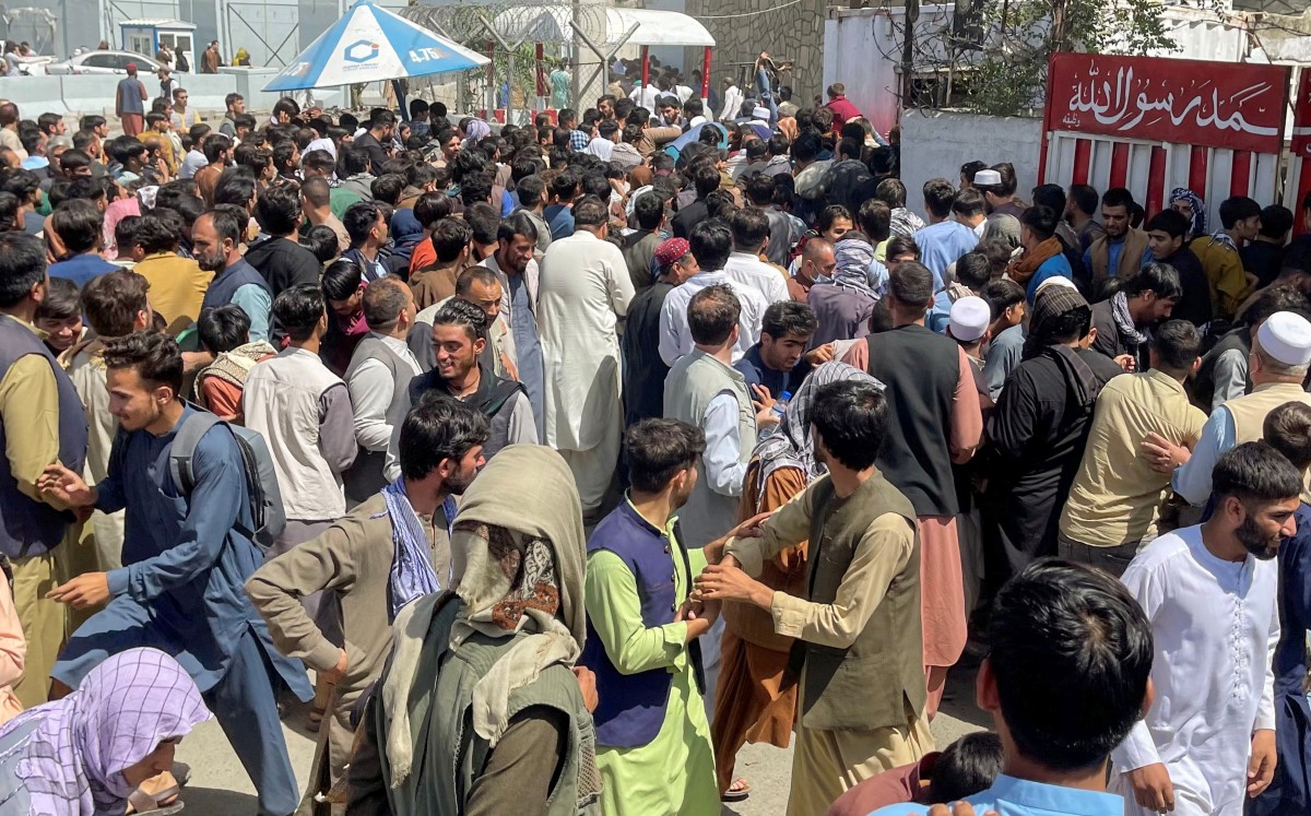 Miles de personas desesperadas desatan el caos en el aeropuerto de Kabul. (Reuters)