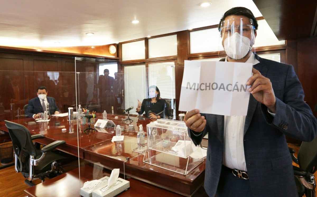 El secretario general de Acuerdos, Rodrigo Sánchez Gracia, encabezó el sorteo para el caso de Michoacán. | Especial
