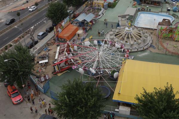 El viento tumba una noria de la feria de Gandia y causa un herido leve. | EFE
