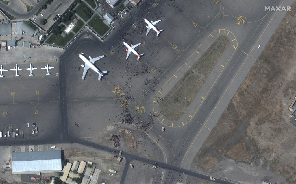 Vista satelital del Aeropuerto de Kabul tras la invasión de las pistas de aterrizaje. (AFP)