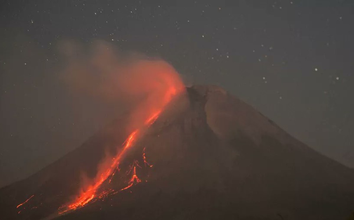 Volcán Merapi de Indonesia hace erupción. (Especial)