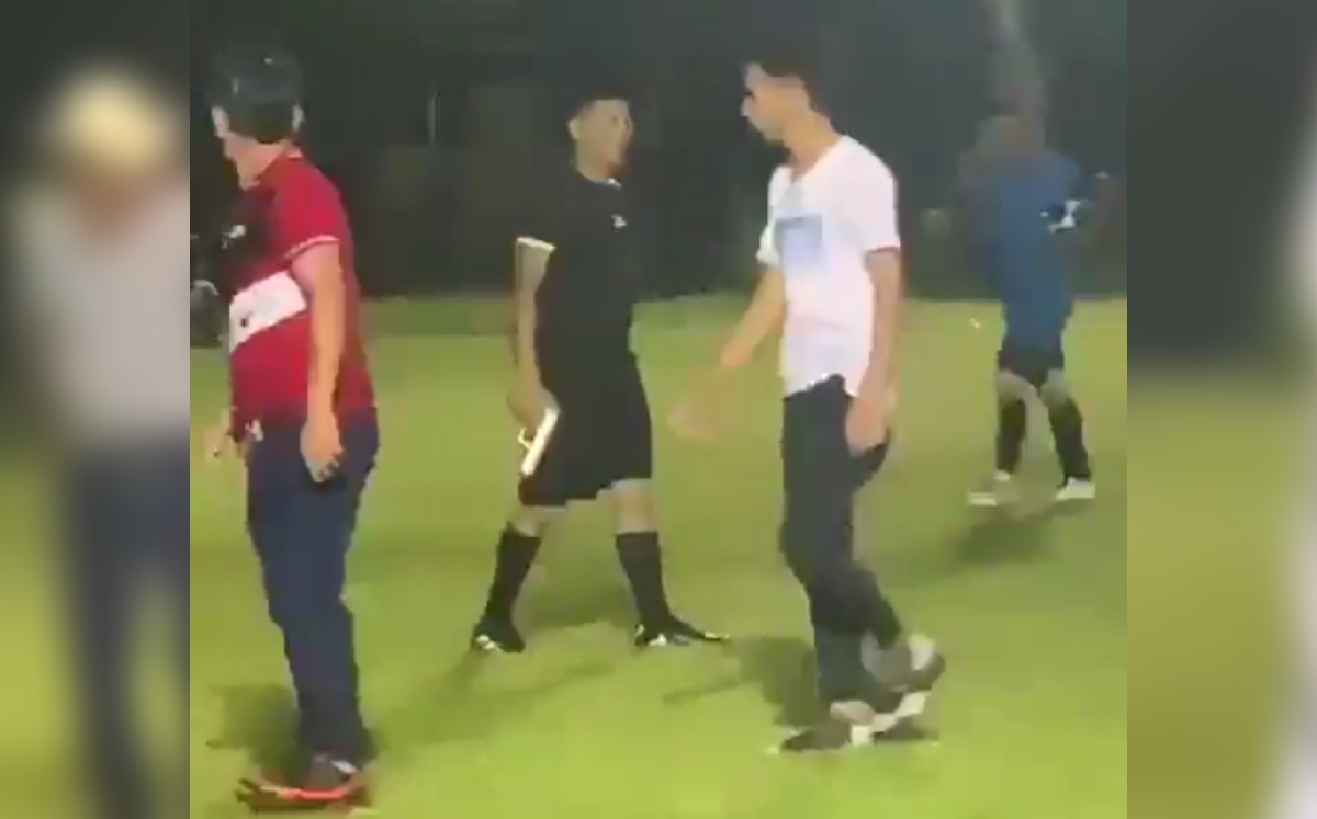 Árbitro saca pistola en partido de futbol (Twitter)