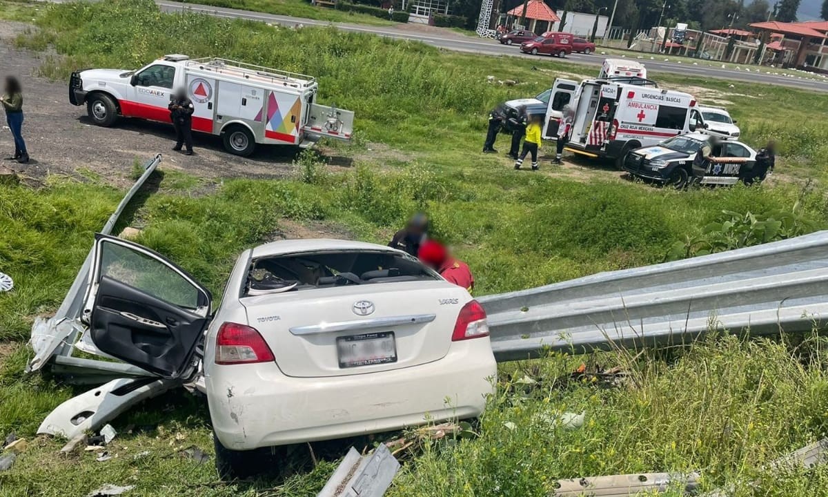 El auto chocó contra el mura de contención y salió de la autopista. (Especial)