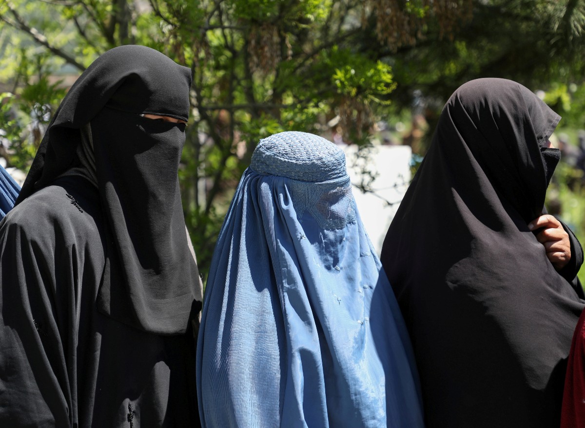 Usar burka era obligatoria para las mujeres en Afganistán en la era de los talibanes. | Foto: Reuters