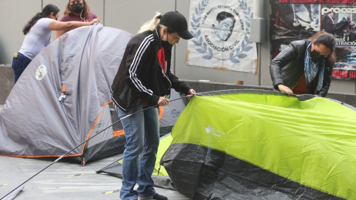 Colectivos de desaparecidos continúan con planton frente a la FGR