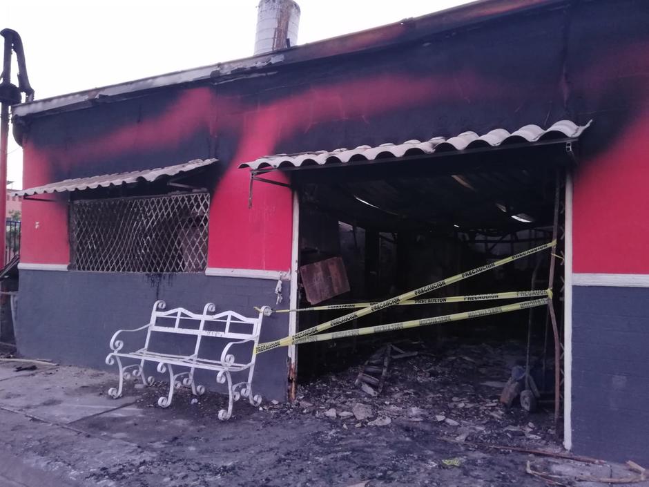 Desalojan a 10 familias por incendio en taquería de Guadalupe, NL. Foto: Agustín Martínez.