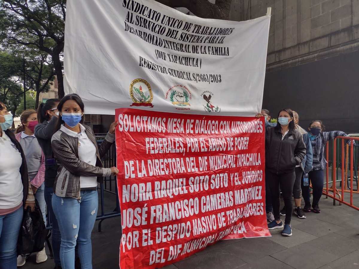 Las extrabajadoras del DIF se preparan para llegar a Palacio Nacional. (Foto: Especial)