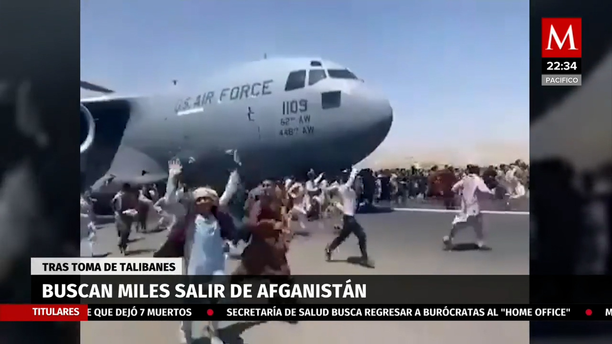 Hasta colgados de aviones buscan huir de talibanes