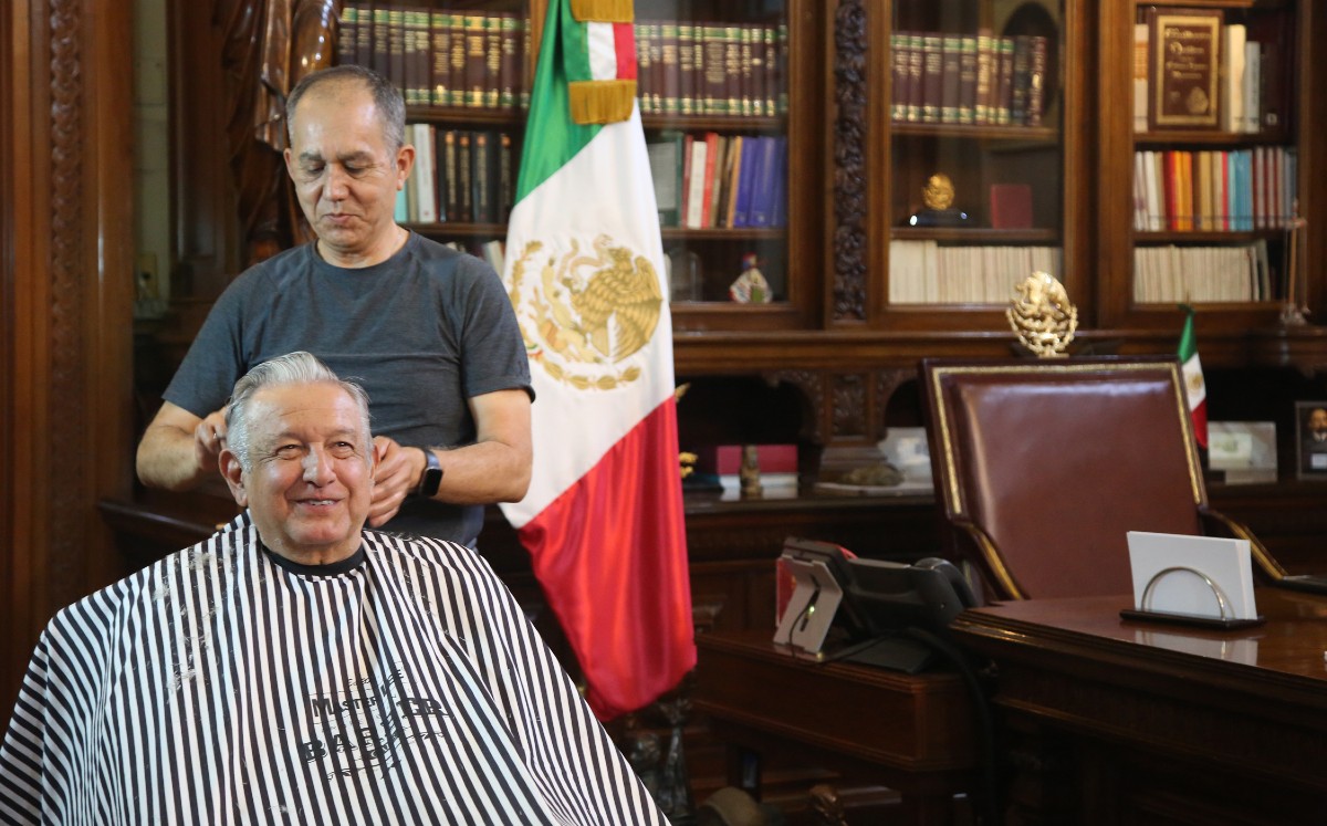 En la imagen poco usual del mandatario está acompañado por su peluquero Álvaro Cárdenas. | Twitter